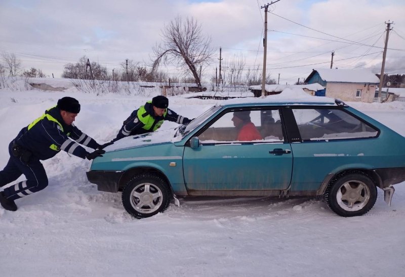 В Южноуральске инспекторы ДПС помогли застрявшему на дороге водителю